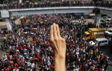 У М’янмі тисячі людей вийшли на протест проти військового перевороту (фоторепортаж)
