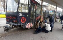 У Дніпрі трамвай зійшов з рейок і придавив жінку на зупинці (відео, 18+)