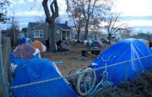Житель США відкрив табір для бездомних на власному подвір'ї - влада вимагає закрити його (фото)