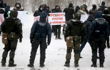 У Києві форум Зеленського пікетують невдоволені блокуванням каналів Медведчука (фоторепортаж)