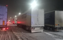 Снігопад паралізував трасу "Київ-Чоп": рух транспорту обмежено (фото)