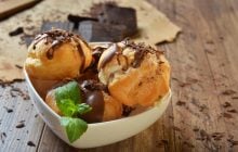 Ніжні заварні тістечка: як приготувати неймовірні профітролі із сирним кремом