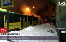 Во Львове загорелся трамвай, пассажиры тушили его снежками (видео)