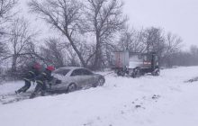 Закриті траси, 40 сантиметрів снігу та сотні знеструмлених сіл: негода вирує в Україні другу добу (фоторепортаж, відео)