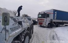 В Киеве в "схватку" с непогодой вступил БТР (фото)