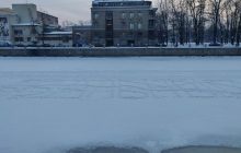 "Ціла спецоперація": у мережі показали, як пожежники приїхали "рятувати" росіян від напису "Навальний" (фото, відео)