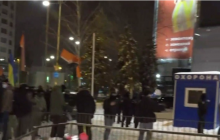 В Киеве активисты устроили новую акцию протеста под офисом телеканала "Наш" (видео)