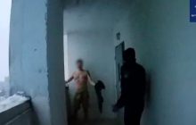 В Киеве мужчина пытался выпрыгнуть с балкона (видео)