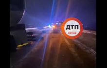 Під Києвом джип влаштував "перегони" з поліцією і влетів у бензовоз: постраждалі вижили тільки дивом (відео)