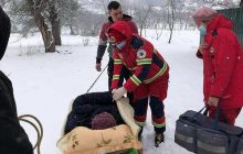 На Львівщині через сильні замети пацієнтку з інфарктом везли у лікарню на санях (фото)