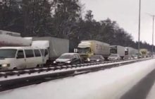 На Бориспольской трассе под Киевом образовалась огромная пробка (видео)
