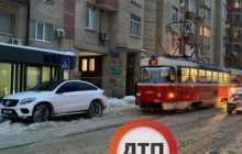В Киеве "ангел" заблокировал движение трамваев (фото)