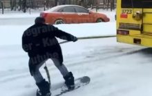 Не повторюйте: сноубордист розсікав вулицями Києва, зачепившись мотузкою за тролейбус (відео)