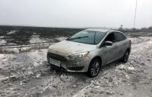 Американец на авто застрял по дороге в Днепр на заснеженной трассе (фото, видео)