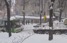 У Рівному БТРу довелося витягувати зі снігу тролейбус: у мережі показали відео