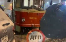 В центре Киева припаркованное авто заблокировало движение трамваев (видео)