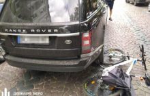 Во Львове таможенник на Range Rover совершил наезд на полицейского (фото)