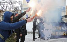 Под зданием ОАСК устроили протест из-за решения о переименовании проспекта Бандеры (фоторепортаж)