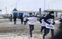В Одесской области моряки перекрыли трассу на Киев, протестуя против коррупции (фото)