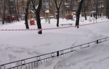 Поліція кваліфікувала як самогубство загибель чоловіка на дитячому майданчику у Києві