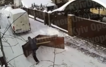Під Києвом вигадали незвичайний спосіб розчистки вулиці від снігу: курйозне відео