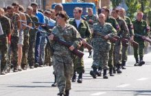 Конвоиры "ДНР". Чем и как живут сегодня боевики, устроившие "парад пленных" в Донецке в 2014 году