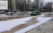 У Києві біля метро "Чернігівська" прорвало трубу: потоп заблокував рух авто і трамваїв (відео)