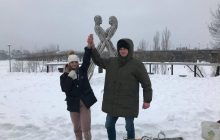 В Киеве пара влюбленных сковала себя цепью (фото, видео)