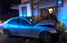 В Одессе пьяный водитель на Mercedes протаранил жилой дом (фото)