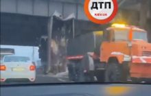 В Киеве самосвал повис на путепроводе (видео)