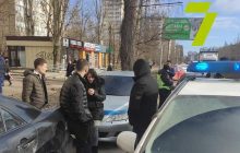 Лаявся та вибив з рук камеру: в Одесі чоловіку оголосили підозру за напад на журналістів