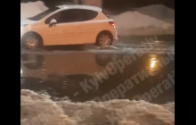"Новый челлендж по районам": в Киеве из-за прорыва трубы затопило еще одну улицу (видео)