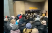 "Карантин, казали вони": у мережі показали величезну чергу з пасажирів на "Вокзальній" у Києві (відео)