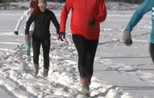Зимний спорт: в Финляндии приобретает популярность бег в носках (видео)