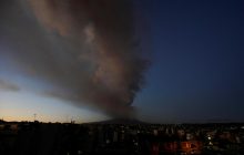 Самый высокий действующий вулкан Европы выбросил пепел на 4 км: рейсы приостановили