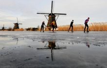 В Амстердамі люди провалилися під лід, коли каталися на ковзанах (відео)