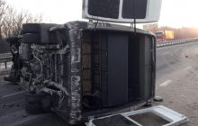 На Харківщині перекинувся пасажирський автобус, постраждали десятеро людей (фото, відео)