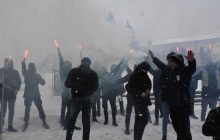 Запалили фаєри під ОДА: у Житомирі футбольні фани вимагали відкрити стадіон-довгобуд (фото)