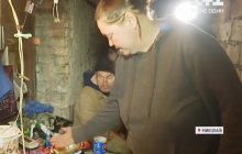 В Миколаєві родина безпритульних оселилась в підвалі житлового будинку: жінка чекає на сьому дитину (відео)