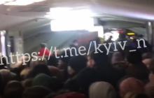 В сети показали видео с переполненной станции киевского метро в час пик, напомнив о коронавирусе