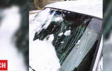 Во Львове снег упал с крыши и разбил автомобиль (видео)