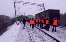 В России десятки грузовых вагонов сошли с рельсов: эпичное видео