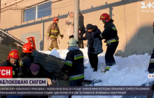 У Львові обвалилася прибудова під вагою снігу і заблокувала працівників (відео)