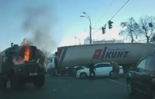 В Киеве на ходу загорелся грузовик с военными: в сети показали видео