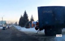 Не помітив: у Сумах водія ледь не збив потяг просто на очах у патрульних (відео)
