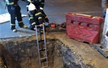 В Одессе 20-летний парень упал в четырехметровую яму посреди тротуара (фото)