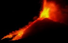 Облака дыма и пепла: на Сицилии извергается вулкан Этна (фоторепортаж, видео)