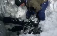 На Эльбрусе двое сноубордистов повисли над 15-метровой расщелиной и попали на видео