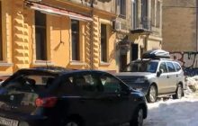 Небезпечна відлига: у Львові крига падає з дахів і трощить автомобілі (відео)