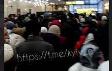 Рассадник для "короны": на многолюдной станции метро - длинные очереди в час пик из-за ремонта эскалаторов (видео)